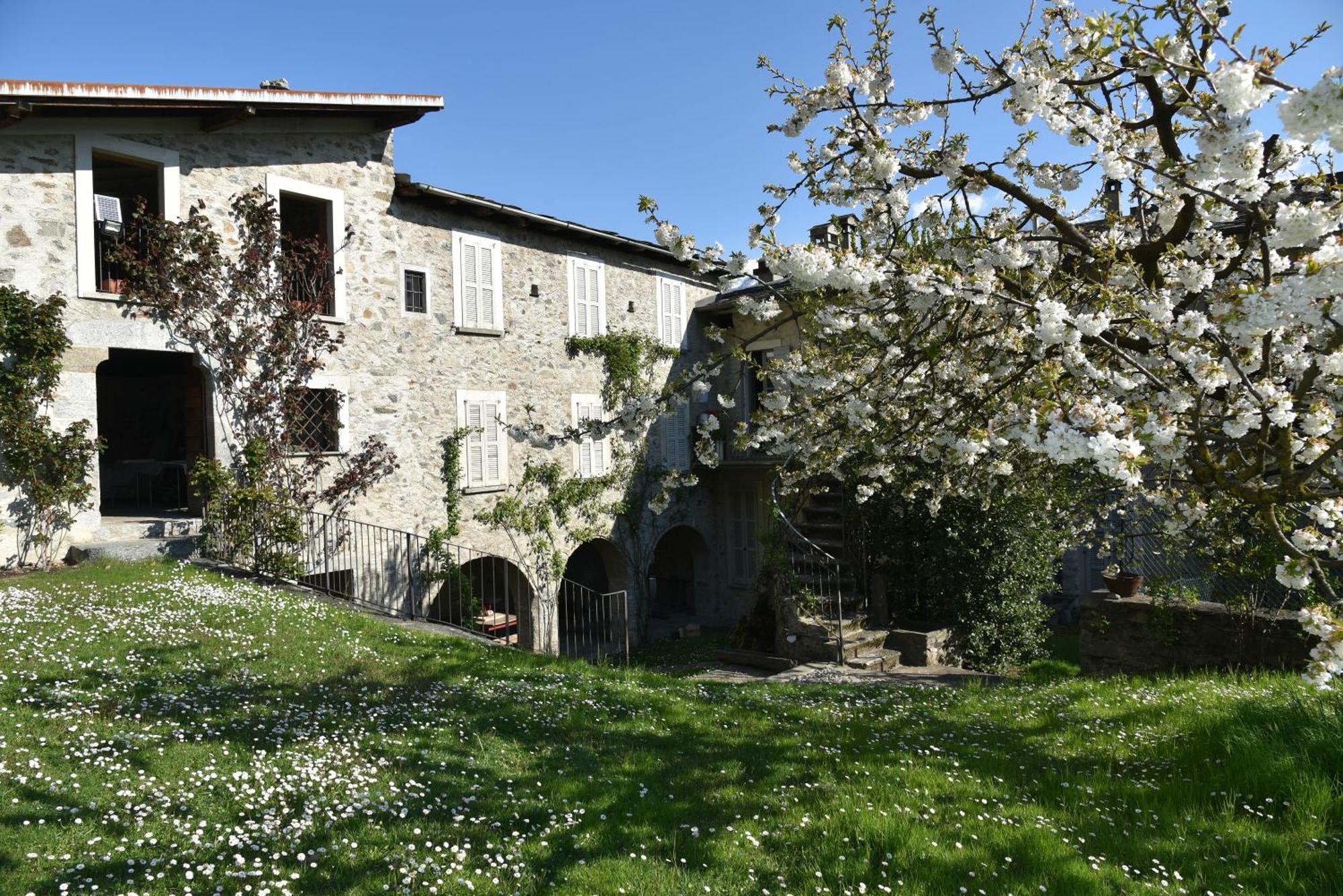 فيلا Piano Nobile Al Roseto Del Drago San Bernardo  المظهر الخارجي الصورة