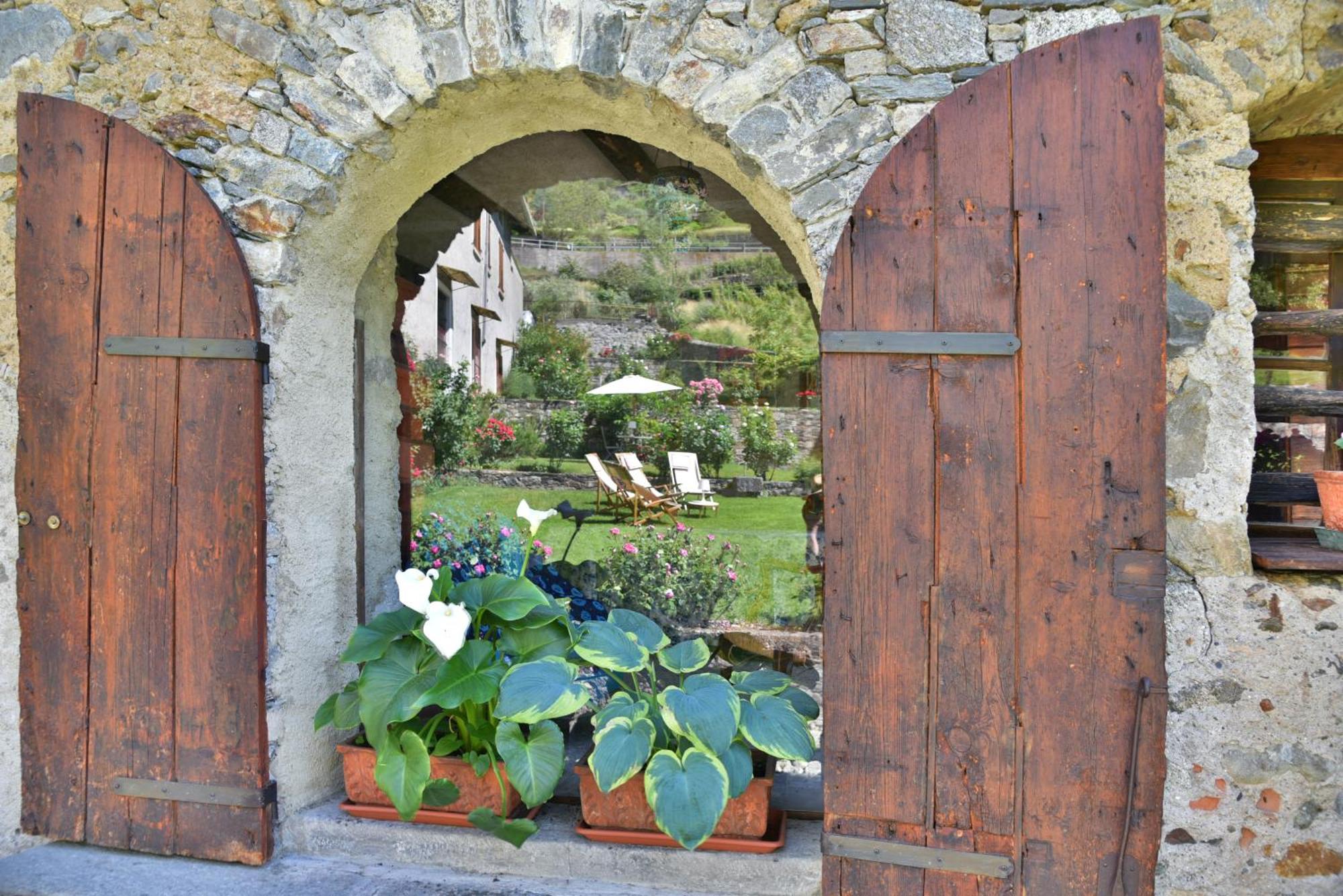فيلا Piano Nobile Al Roseto Del Drago San Bernardo  المظهر الخارجي الصورة